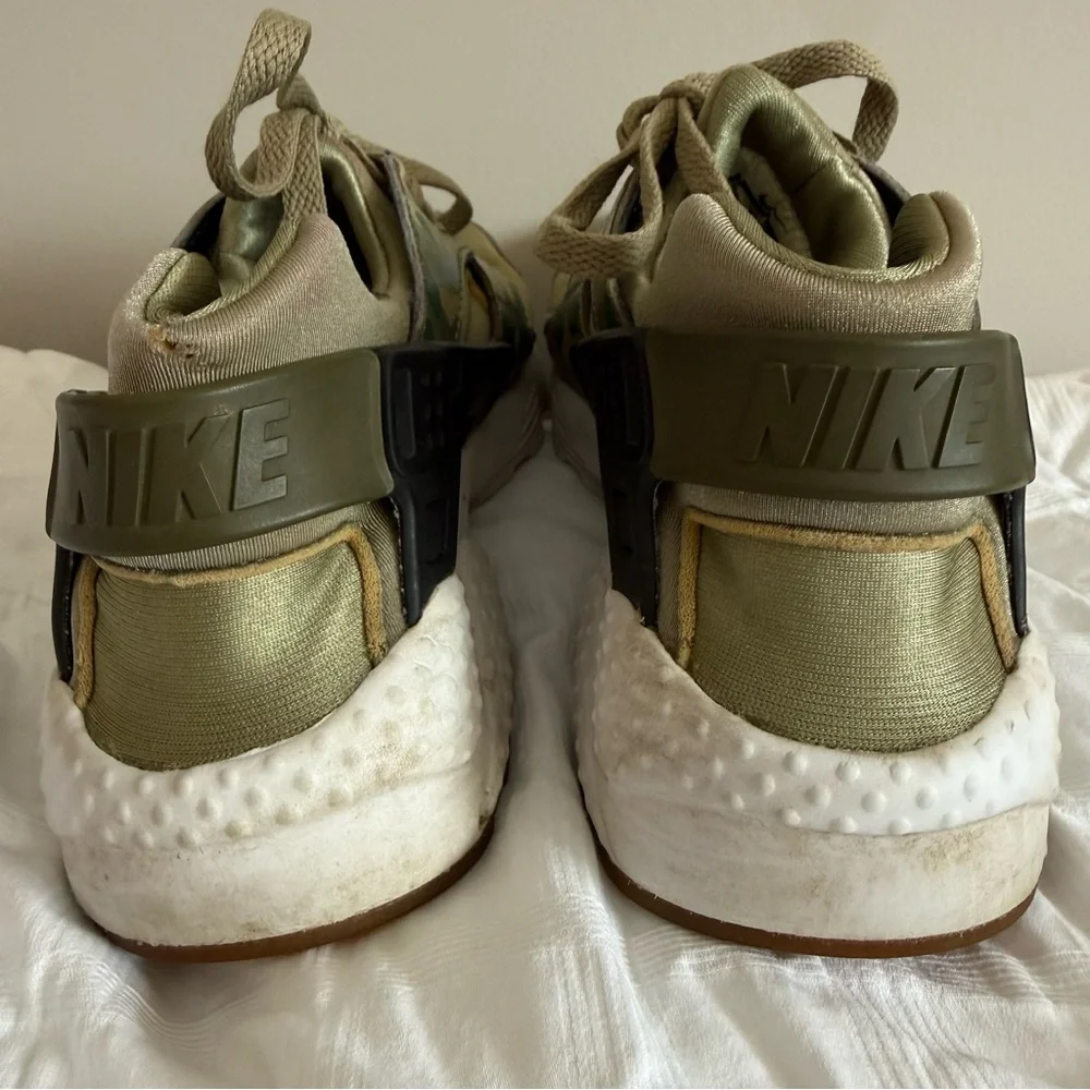 Nike Huarache Camouflage Green Sneakers. Used- Signs Of Wear. Size Y6.5